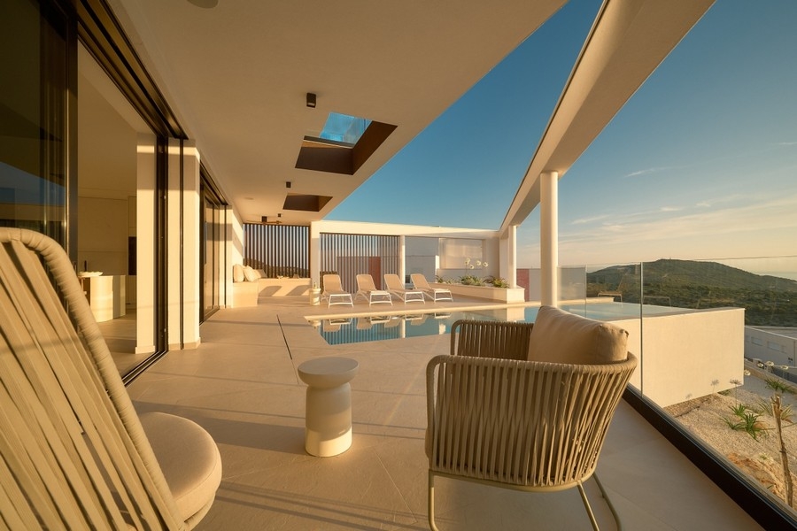 Überdachte Terrasse mit Pool und Meerblick