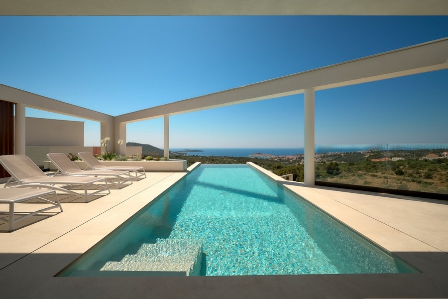 Sonnenterrasse mit Infinity-Pool und Panoramablick auf das Meer