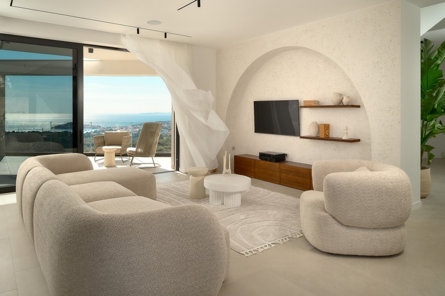 Wohnzimmer mit Sofas und Meerblick