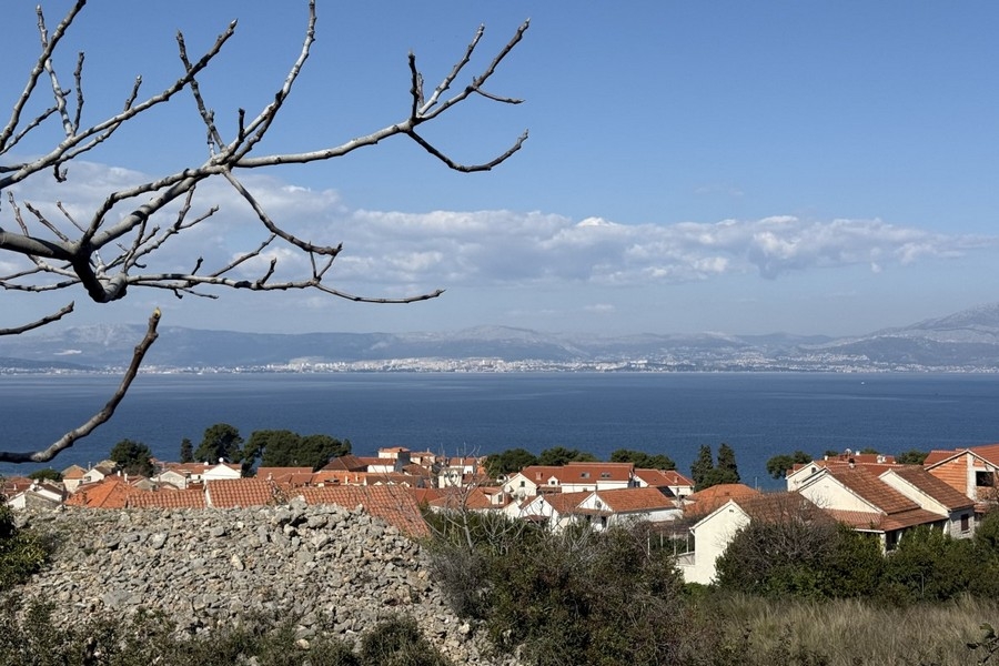 Meerblick auf Meer und Küste der Insel Brac in Kroatien