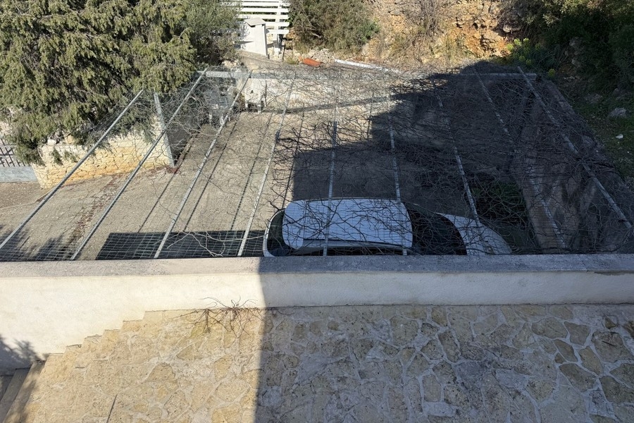 Stellplatz und Terrassenfläche am Haus