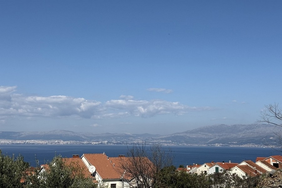 Offener Meerblick auf das Meer und die Stadt Split