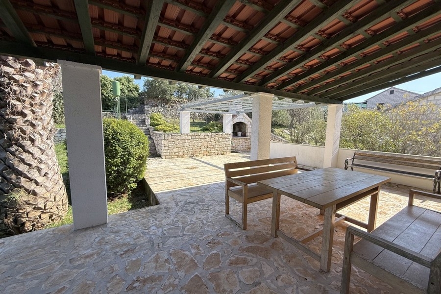 Überdachte Terrasse mit Sitzbereich