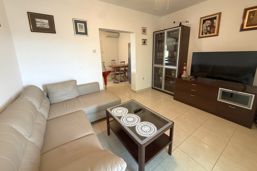 Wohnzimmer mit Sofa und Fernseher