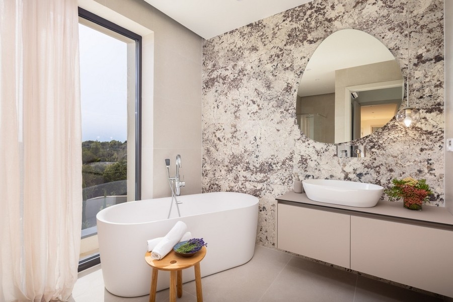 Hauptschlafzimmer mit Badewanne