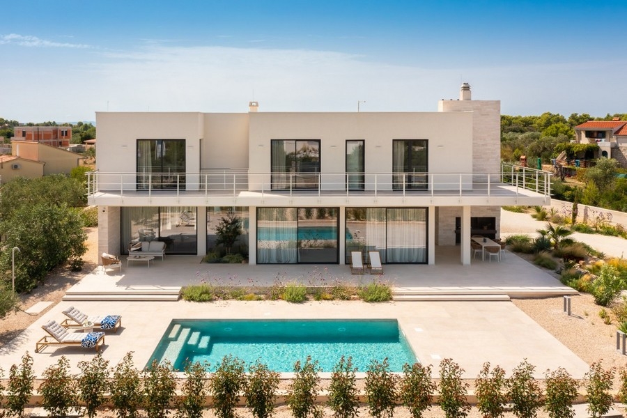 Außenansicht der Luxusvilla mit Swimmingpool