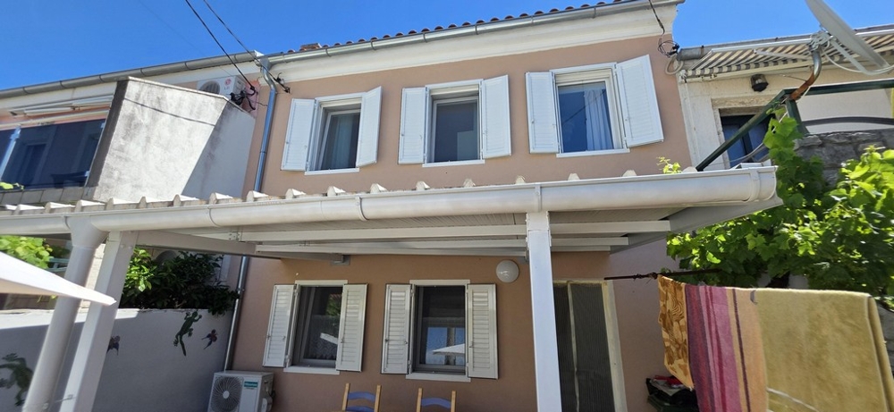 Gepflegtes Küstenhaus mit Terrasse in Dramalj
