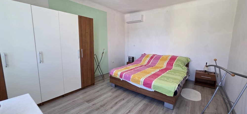 Schlafzimmer mit Kleiderschrank in Kroatien