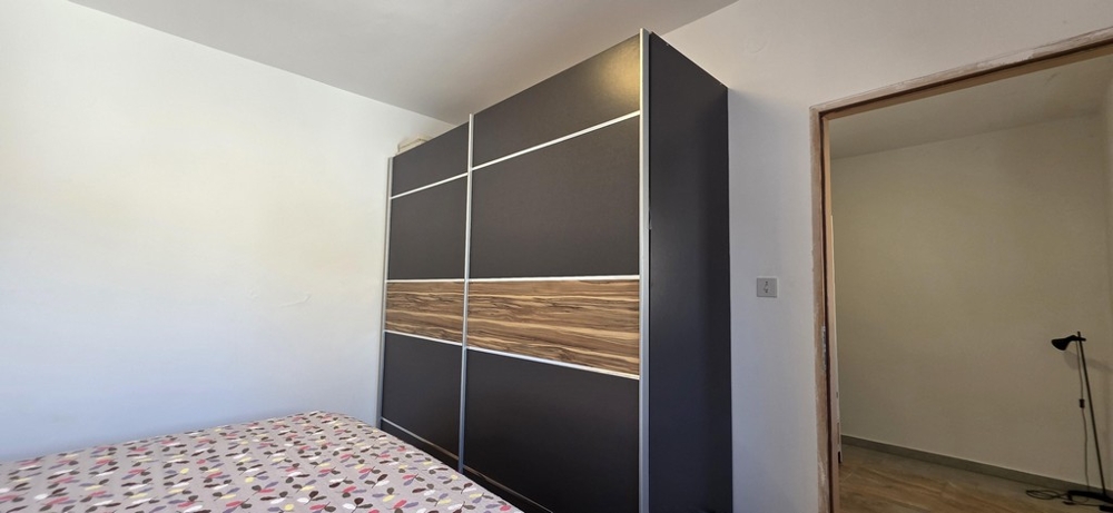 Zimmer mit eingebautem Kleiderschrank