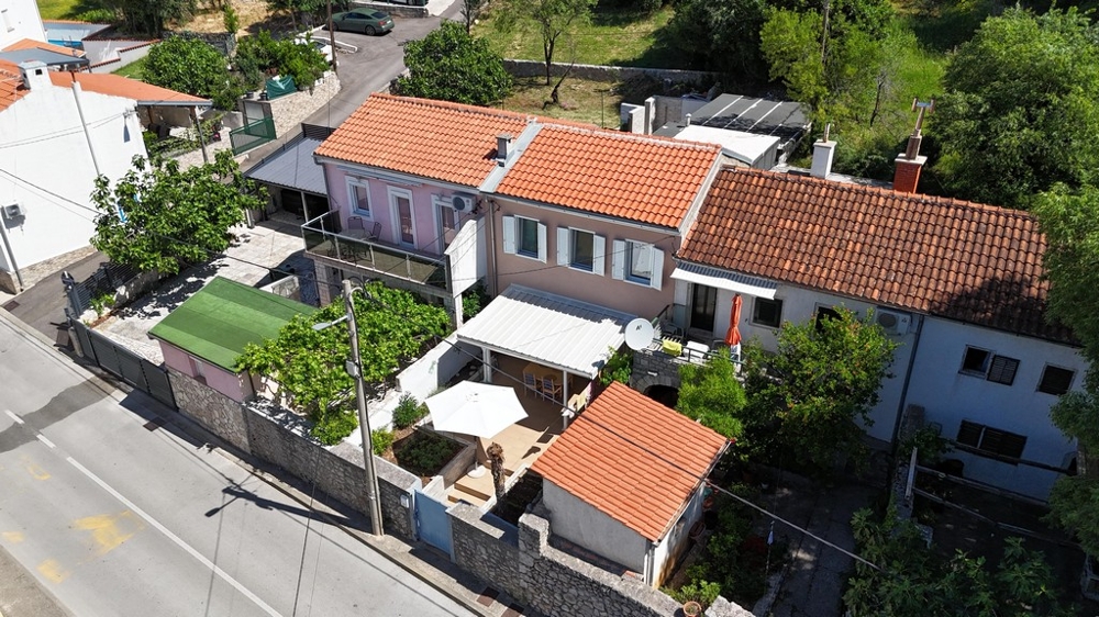 Wohnlage mit Häusern nahe dem Meer in Kroatien