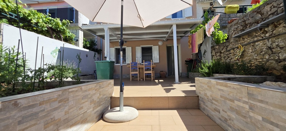 Überdachte Terrasse mit Sitzbereich im Freien