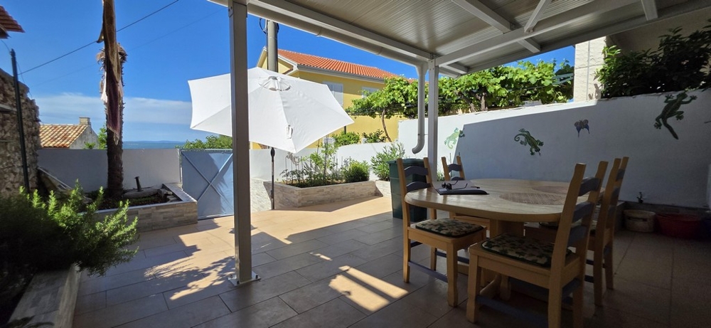 Sonnenterrasse mit Sonnenschirm und Meerblick