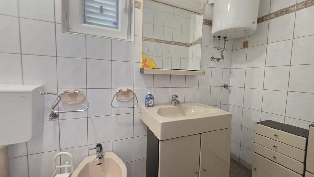 Badezimmer mit Waschtisch und Toilette