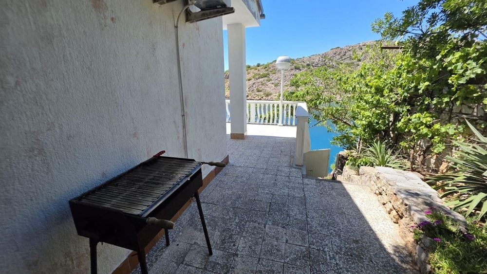 Außenterrasse mit Grill und Meerblick in Kroatien