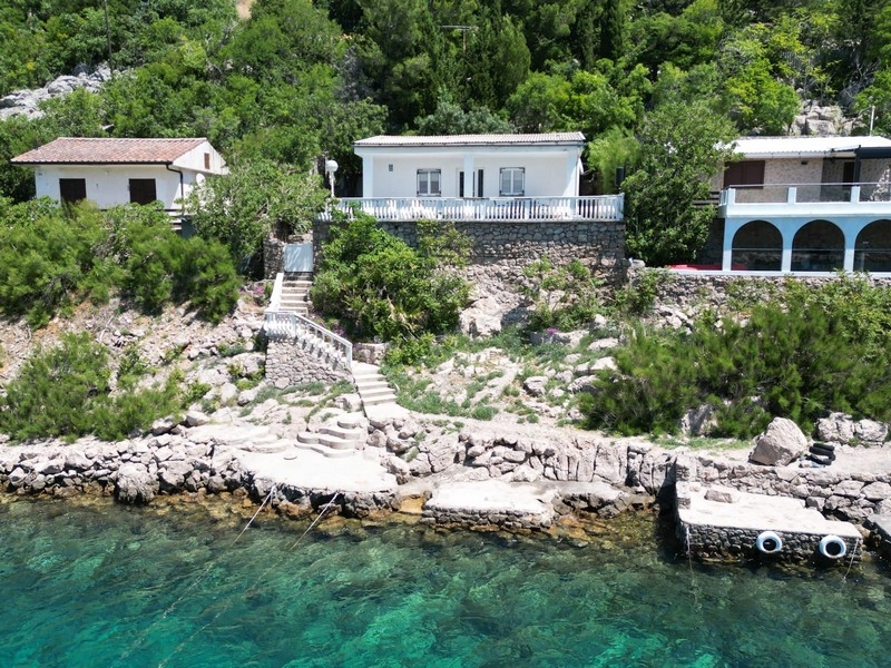 Haus in erster Reihe am Meer in Kroatien