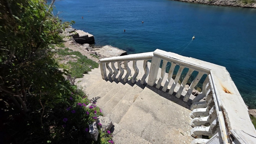 Steintreppe mit Balustrade zum Meer