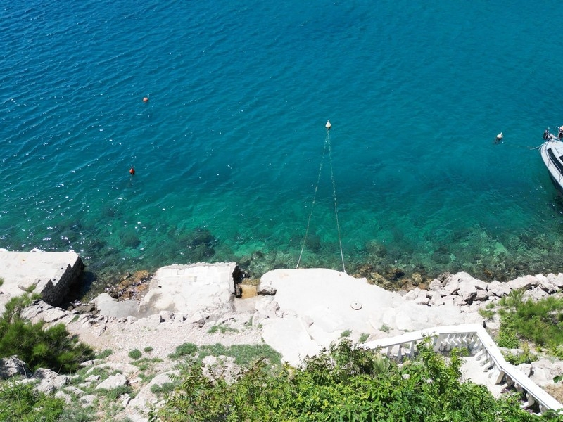 Badeplatz am Meer mit klarem Wasser