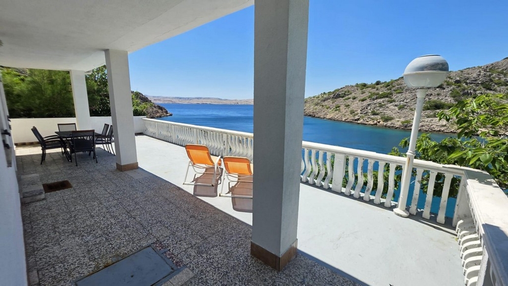 Große Terrasse mit Sitzplätzen am Meer