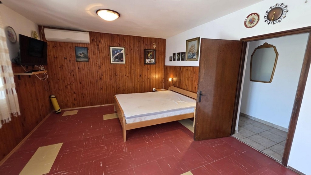 Schlafzimmer mit Doppelbett und Klimatisierung