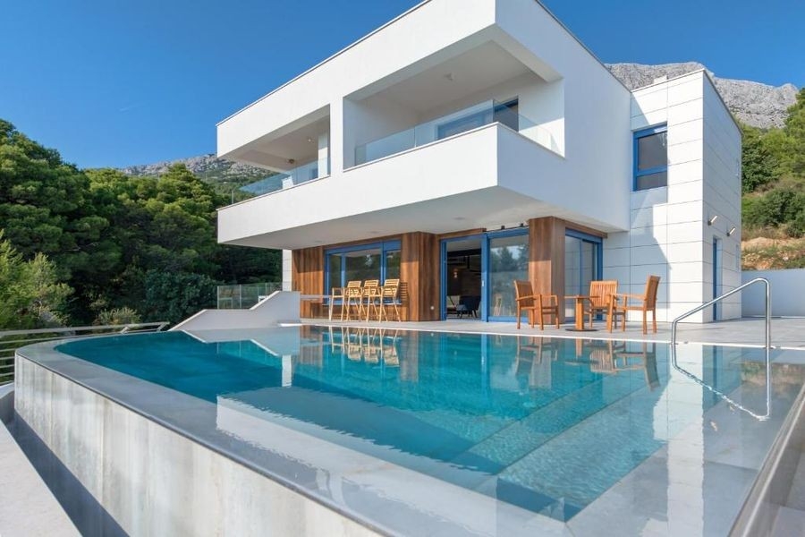 Neubauvilla mit Infinity-Pool bei Makarska