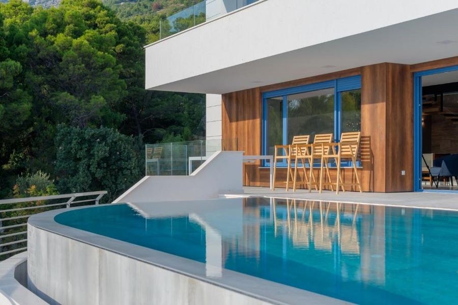 Außenbereich der Villa mit Pool und Terrasse