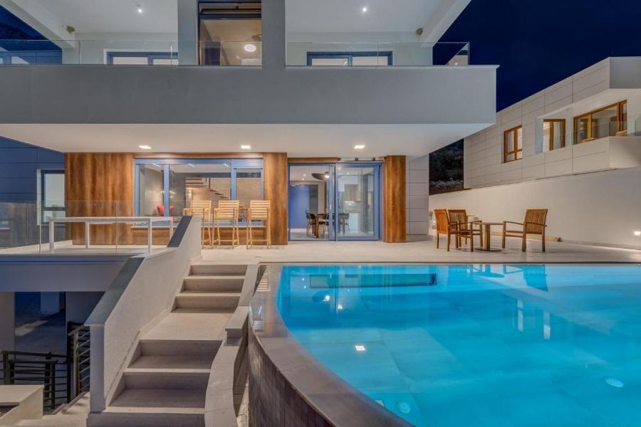Villa mit Pool in der Abenddämmerung