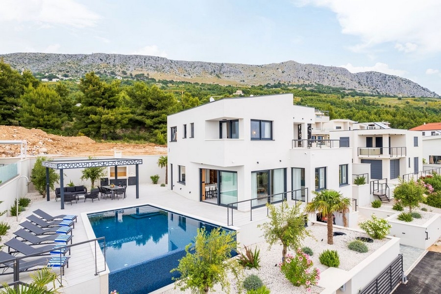 Neubau-Villa mit Pool und Terrasse in Podstrana