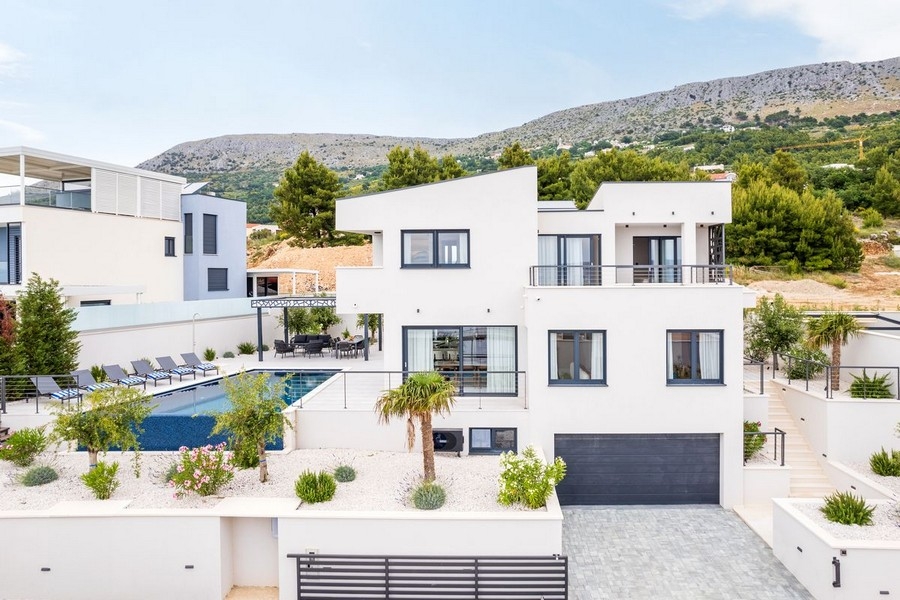Luftaufnahme der Villa mit Pool in Kroatien