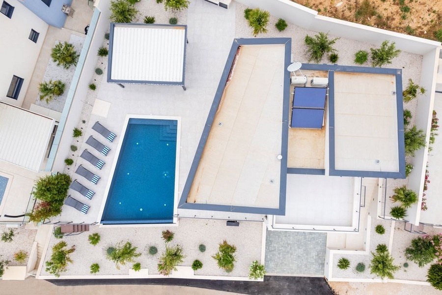 Infinity-Pool und Sonnenterrasse der Villa