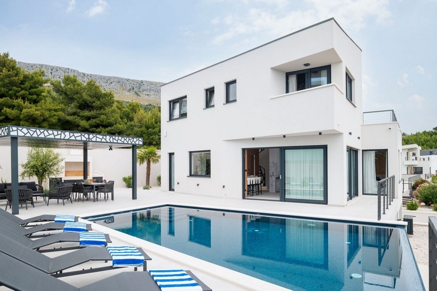 Infinity-Pool mit Meerblick am Abend