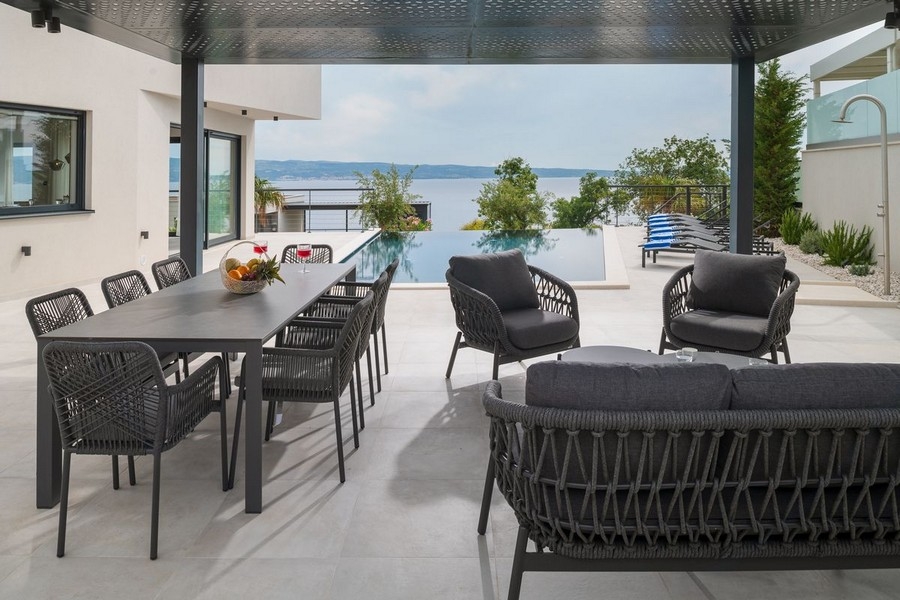 Lounge-Terrasse mit Sommerküche