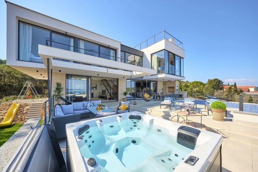Moderne Villa mit Pool und Meerblick auf der Insel Pasman