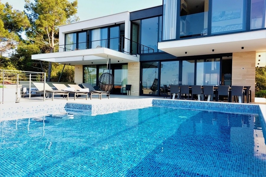 Außenansicht der Luxusvilla mit beheiztem Pool in Kroatien