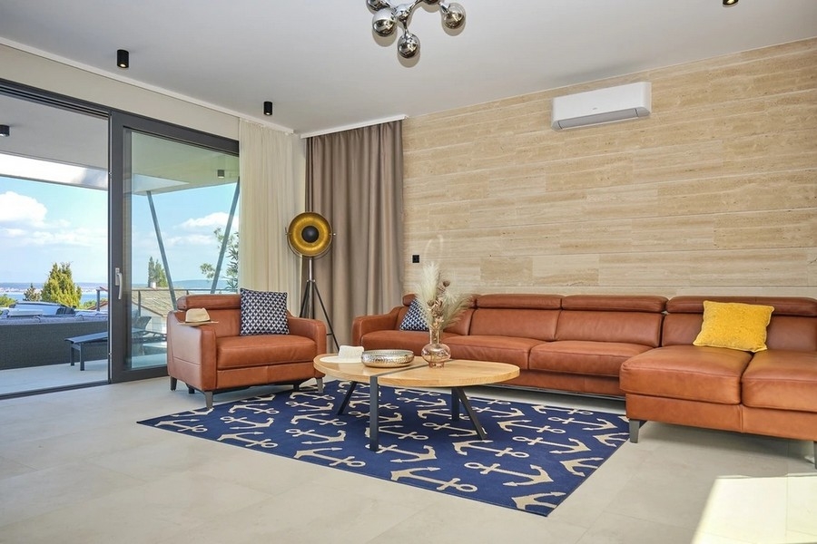 Sonnenterrasse mit beheiztem Pool und Blick auf das Meer
