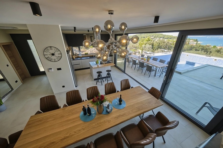 Großzügiges Wohnzimmer mit großen Glasfronten
