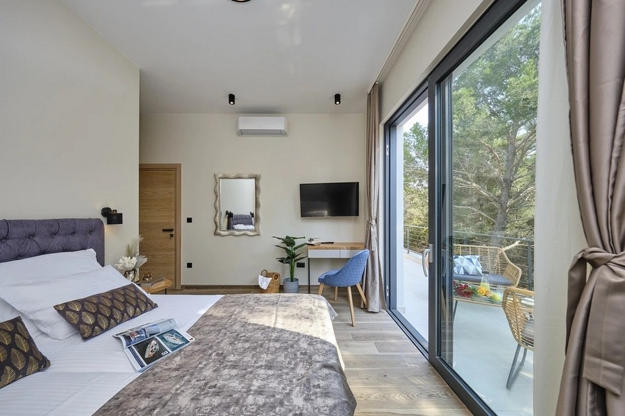 Schlafzimmer mit Kingsize-Bett und Meerblick