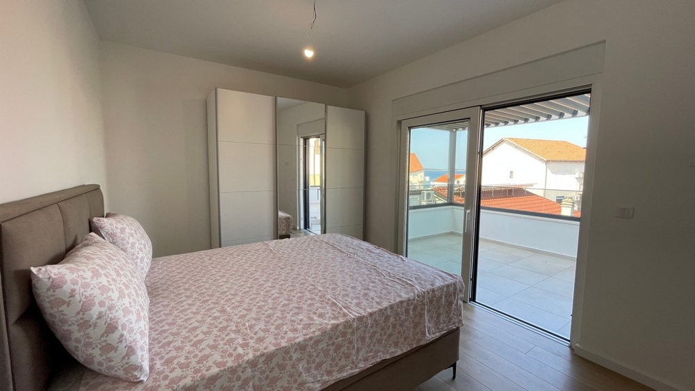 Schlafzimmer mit Zugang zur Terrasse
