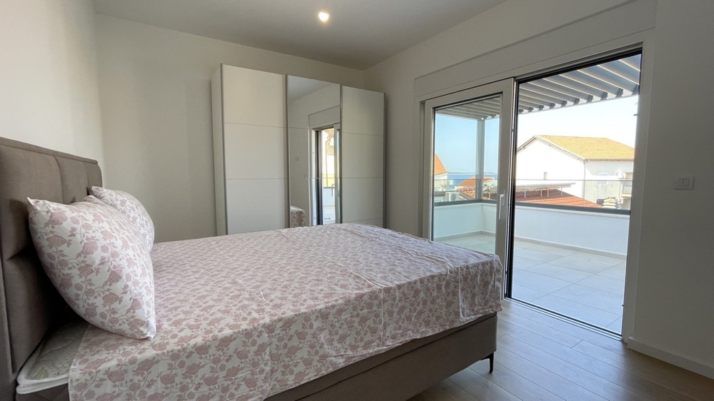 Helles Schlafzimmer mit großer Fensterfront