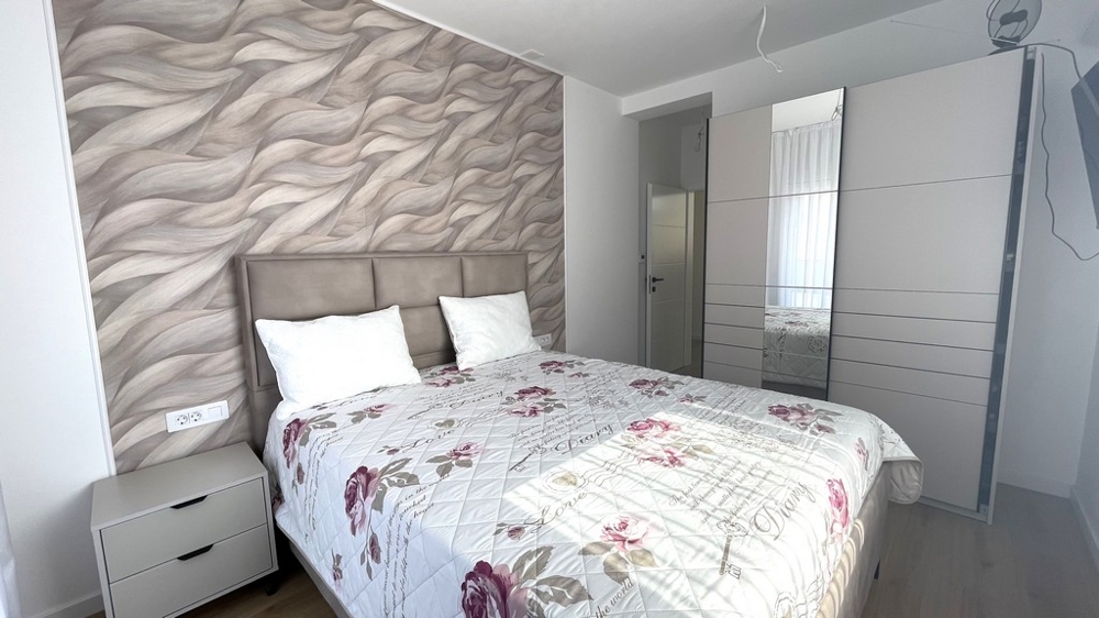 Schlafzimmer mit dekorativer Wandgestaltung