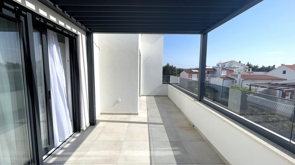 Überdachte Terrasse mit Glasgeländer