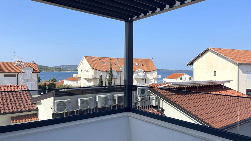 Dachterrasse mit Meerblick über die Dächer