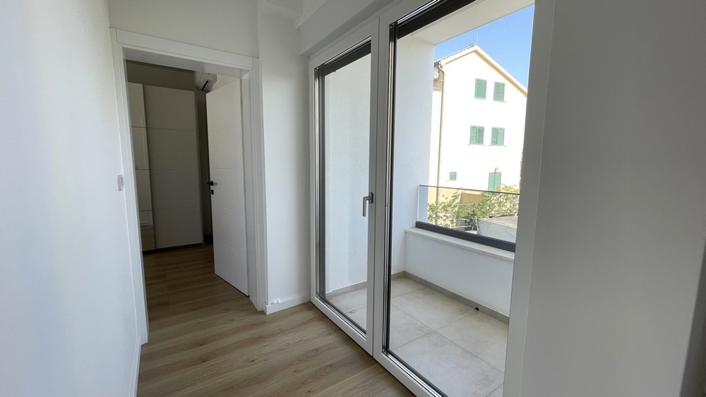 Heller Innenraum mit Terrassenzugang