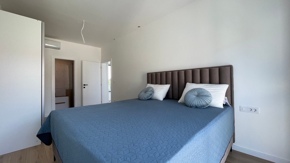 Möbliertes Schlafzimmer mit Doppelbett