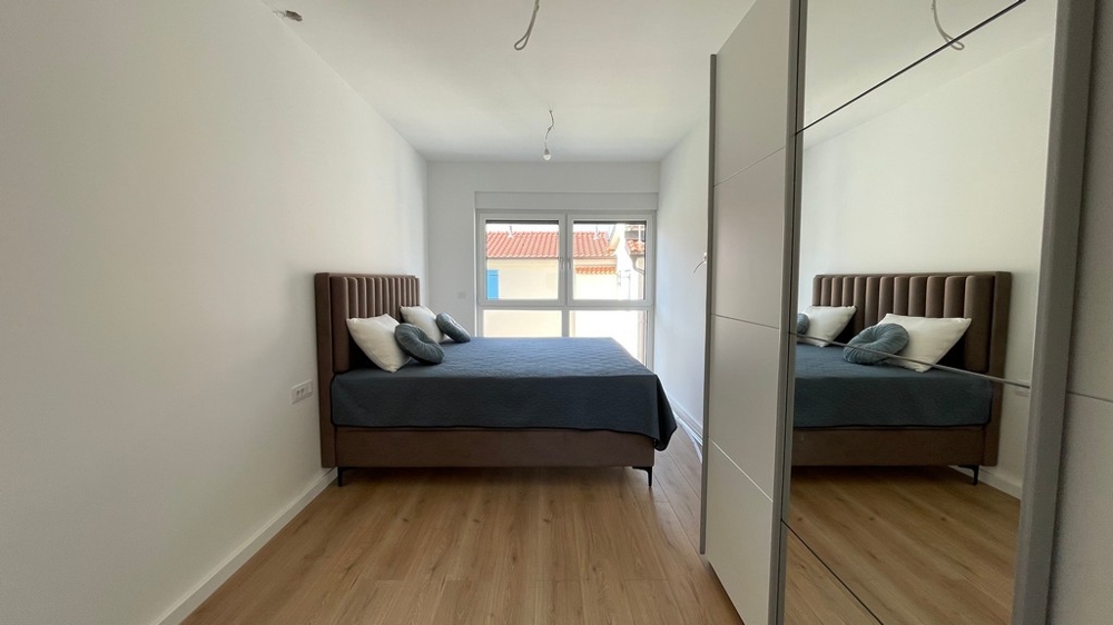 Schlafzimmer mit Doppelbett und Spiegelschrank