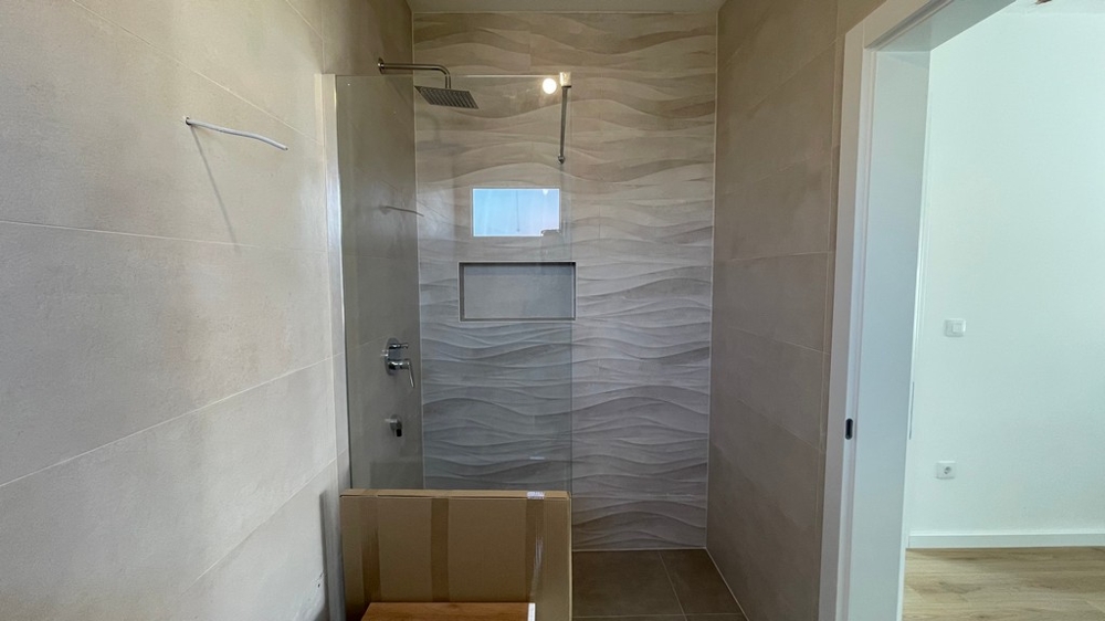 Modernes Badezimmer mit Dusche