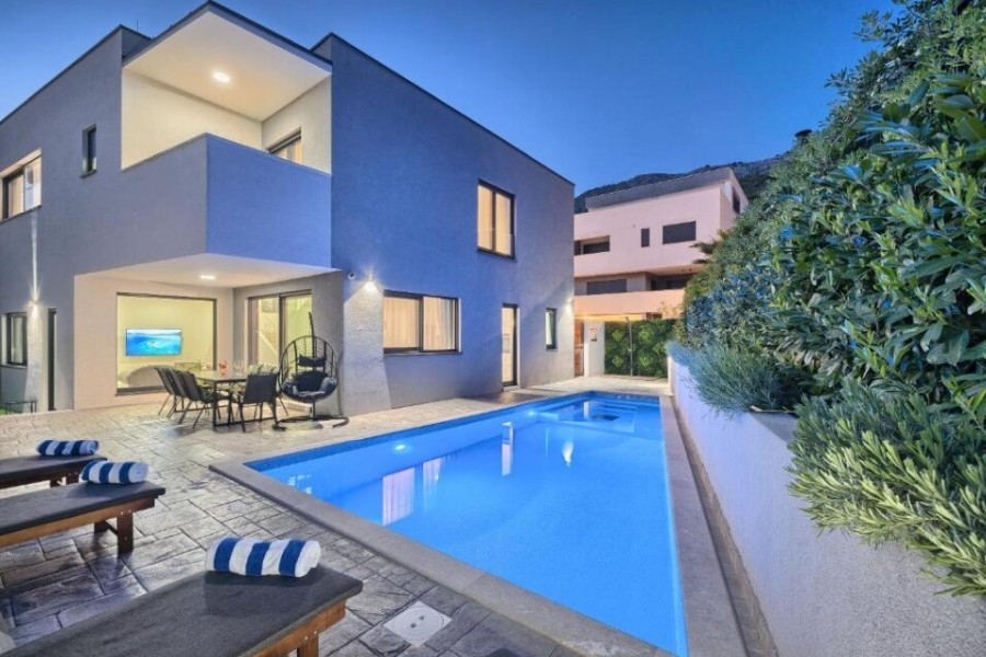 Moderne Luxusvilla mit Pool und Terrasse in Podstrana
