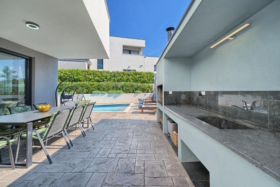 Überdachte Terrasse mit Sommerküche am Pool