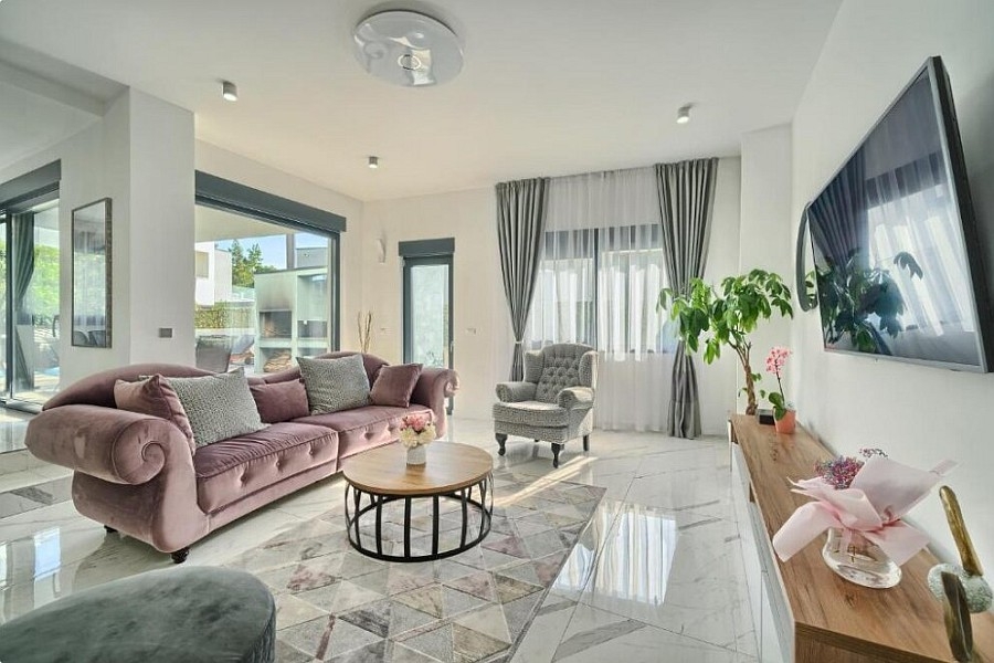 Helles Wohnzimmer mit Sofa und Marmorboden