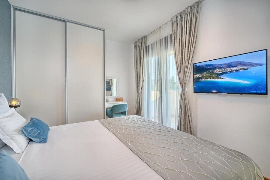 Schlafzimmer mit Doppelbett und Meerblick in Kroatien