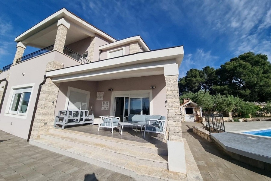 Außenansicht der Villa mit überdachter Terrasse